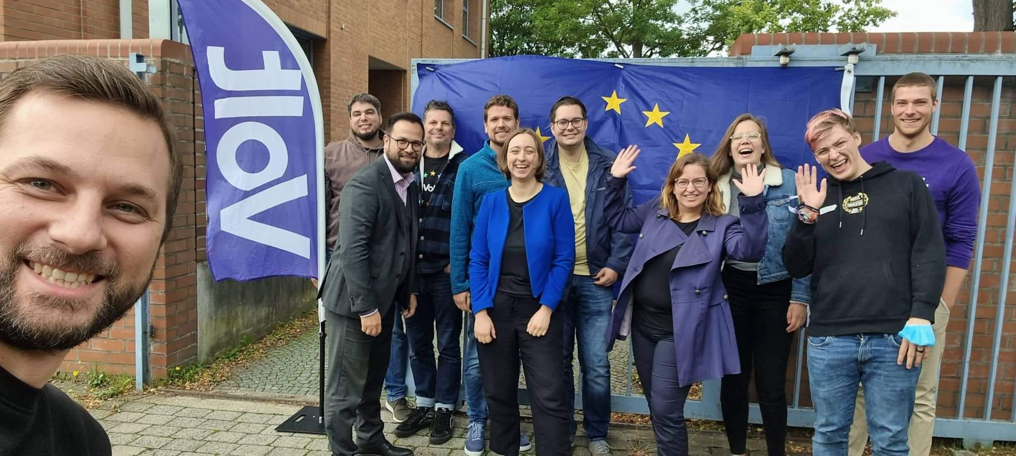 Team Dortmung mit EU-Flagge im Rücken