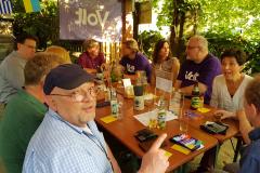 Volt Rhein-Berg beim Meet&Greet an einem Tisch