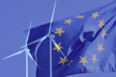 Bild mit zwei Windrädern vor der EU-Flagge