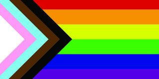 Design der Pride-Flagge, links weißes Dreieck, umrandet mit rosa, türkis, braun, schwarz, Querstreifen von oben nach unten, rot, orange, gelb, grün, blau, lila
