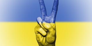 Victory Zeichen und Ukrainische Flagge