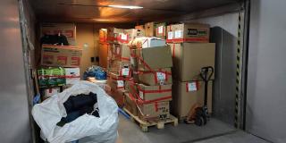 Verpackte Spenden für Lesbos von 2021 im Lagerraum