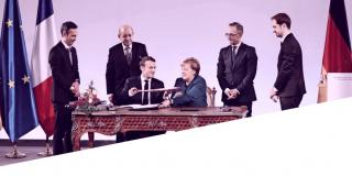 Foto der Unterzeichnung der Aachener Verträge zwischen Frankreich und Deutschland