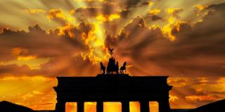 Foto des Brandenburger Tors bei Sonnenaufgang