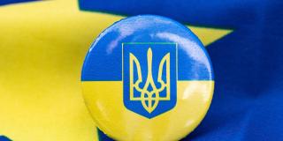 Photo of a Ukrainian pin on a European flag
