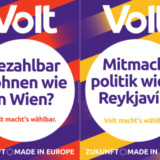Zwei Wahlplakate mit der Aufschrift "Bezahlbar wohnen wie in Wien?" und "Mitmachpolitik wie in Reykjavik?"