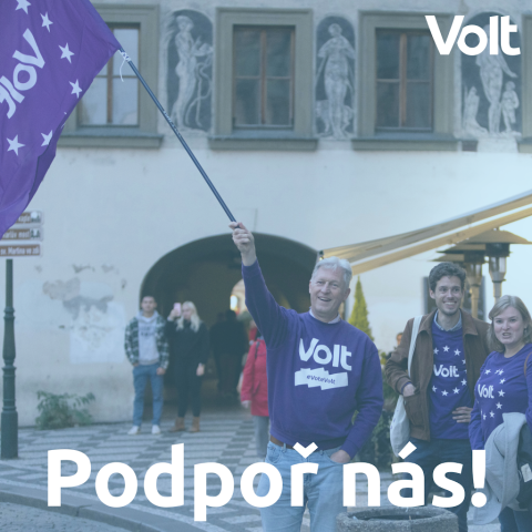 Podpoř Volt Česko - Volťák mávající voltí evropskou vlajkou