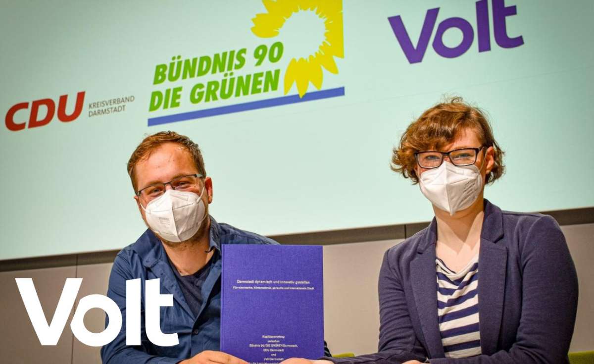 Nicolas Kämmerer und Jana Wilke halten den Koalitionsvertrag in Händen