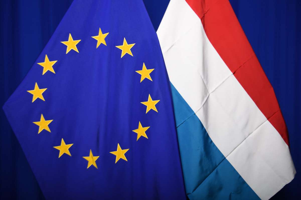 A European flag and a Luxembourgish flag