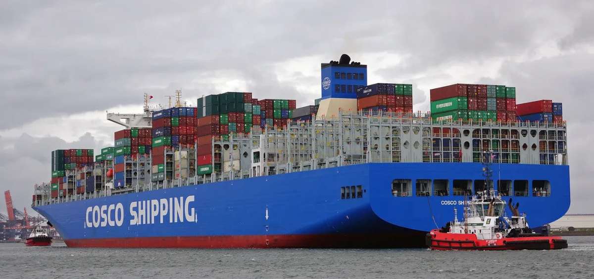 Ocean freight with shipping containers sailing